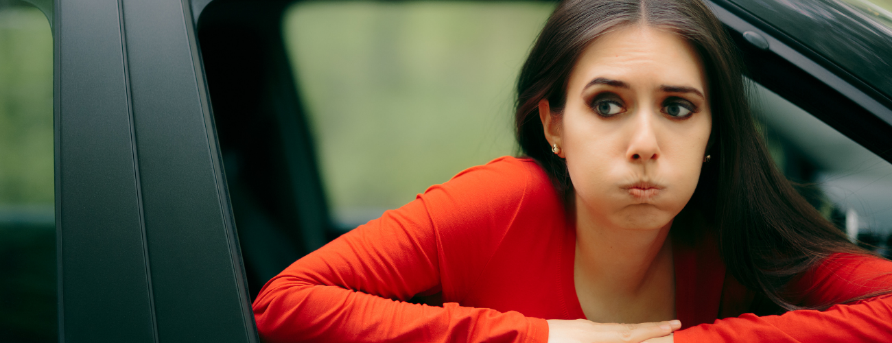 rau miscare, femeie cu rau de masina, femeie cu stare de greata din cauza mersului cu masina, banner ce infatiseaza o femeie cu bluza cu stare de greata, banner ce infatiseaza o tanara cu rau de masina